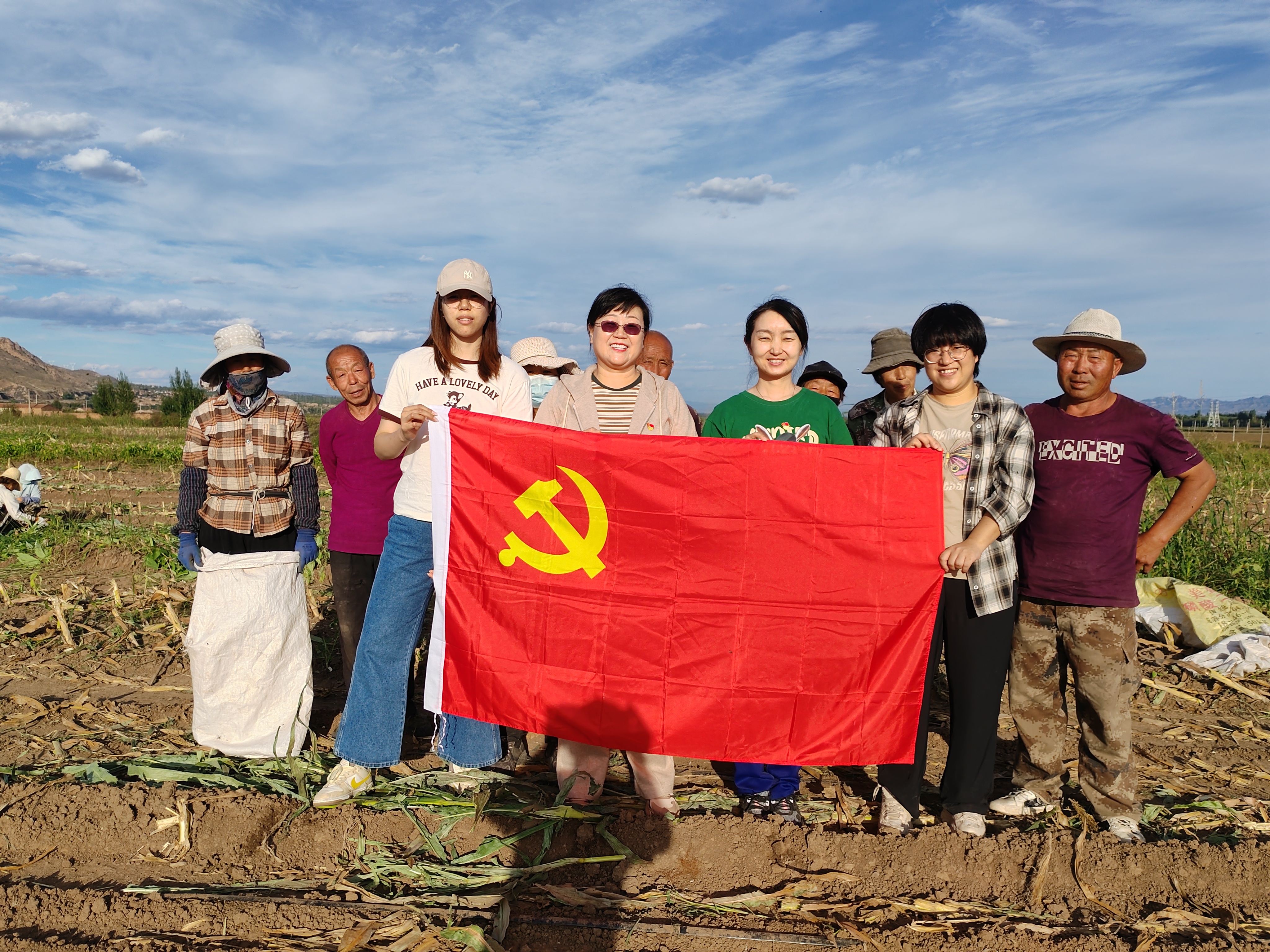 張家口地區(qū)聯(lián)合黨支部開(kāi)展“助力秋收”主題黨日活動(dòng)