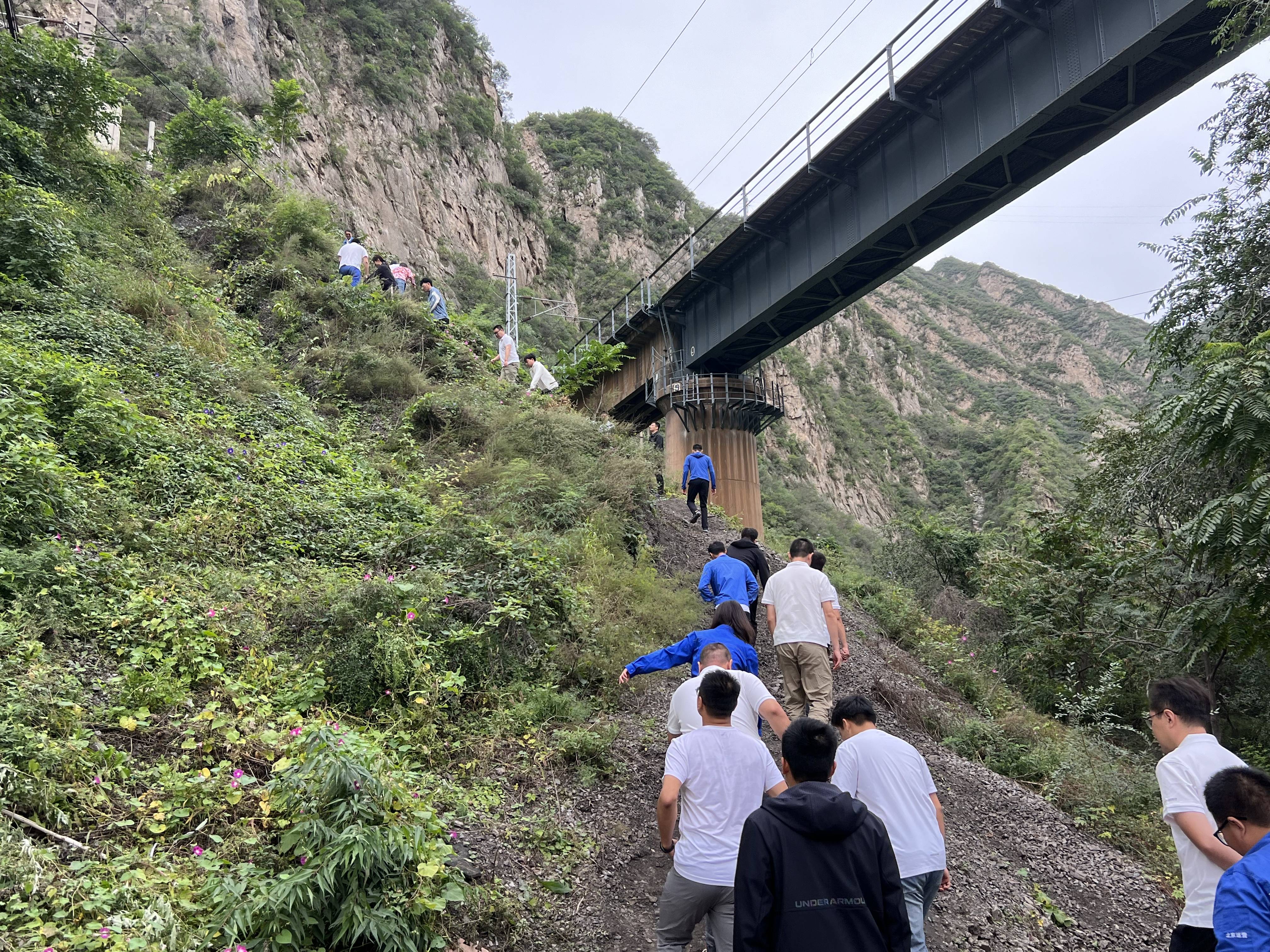 “重走英雄路 厚植永定情”——北京運(yùn)營(yíng)公司舉辦徒步挑戰(zhàn)賽